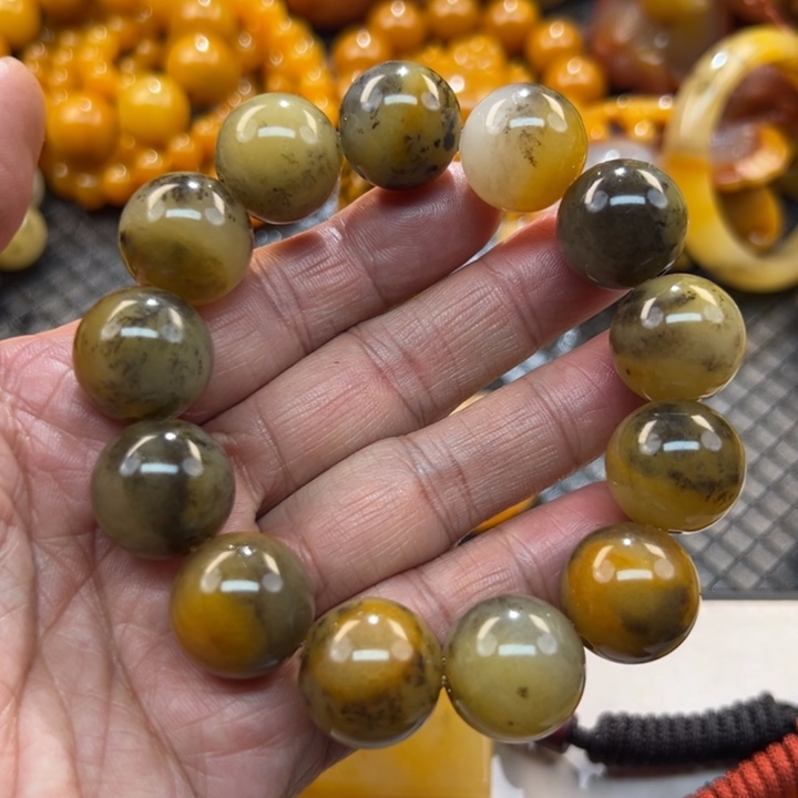 石英质玉（黄龙玉）颈饰未镶嵌