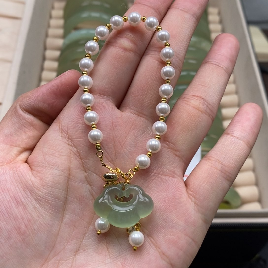 蛇纹石玉颈饰未镶嵌