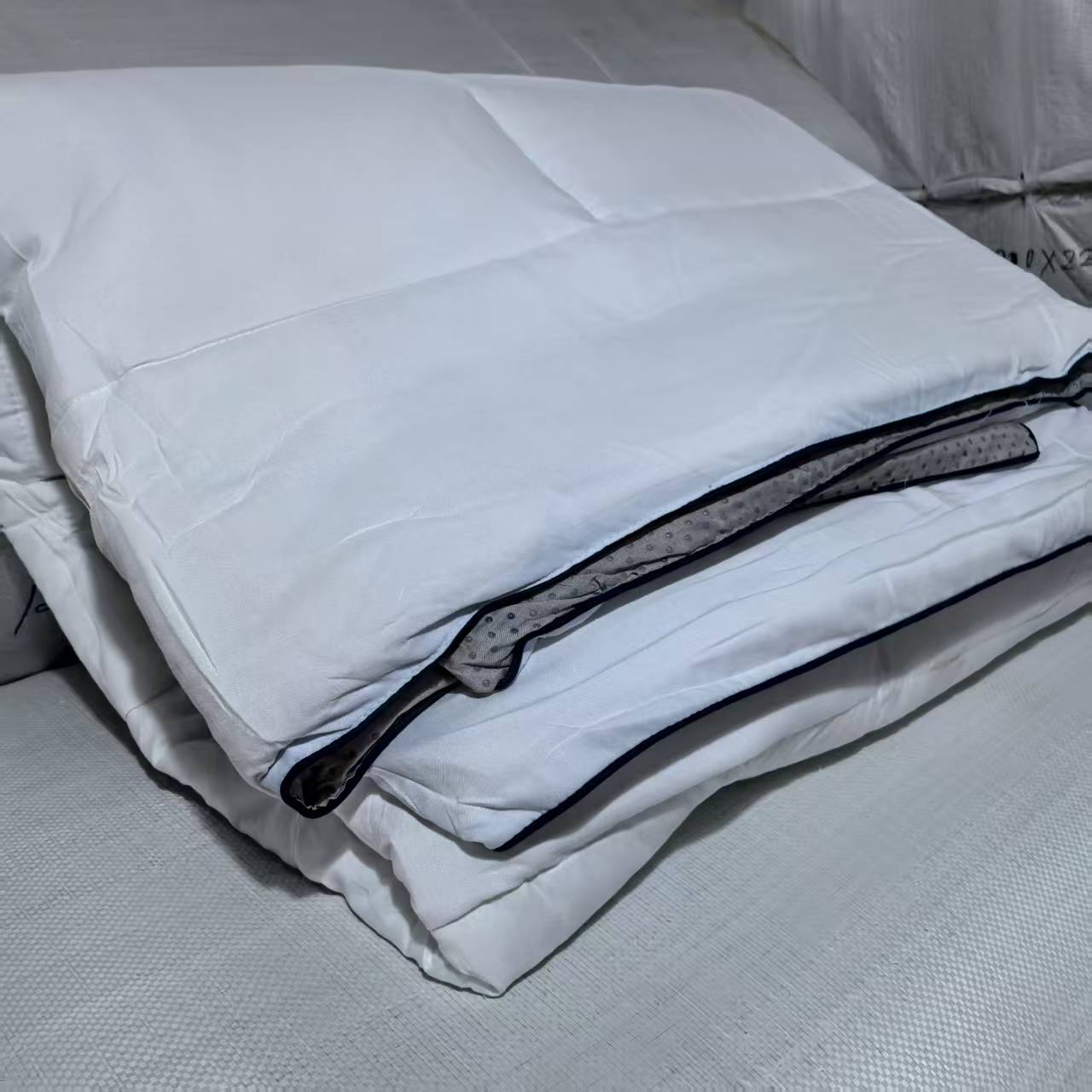 外贸白色防潮床垫（微串色），165*210