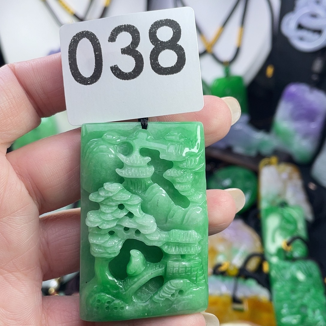 翡翠未镶嵌吊坠(赠链)