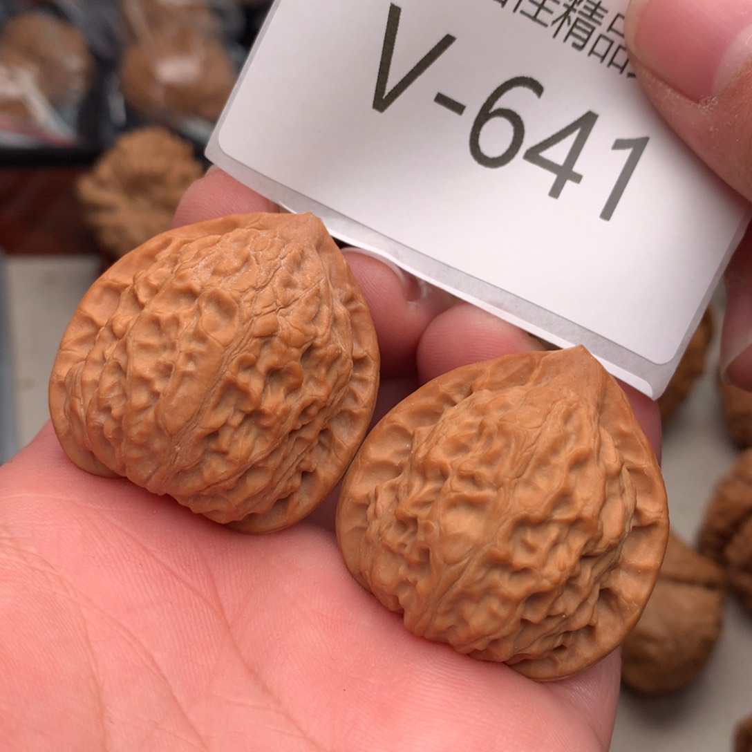文玩核桃把件35金牛……..