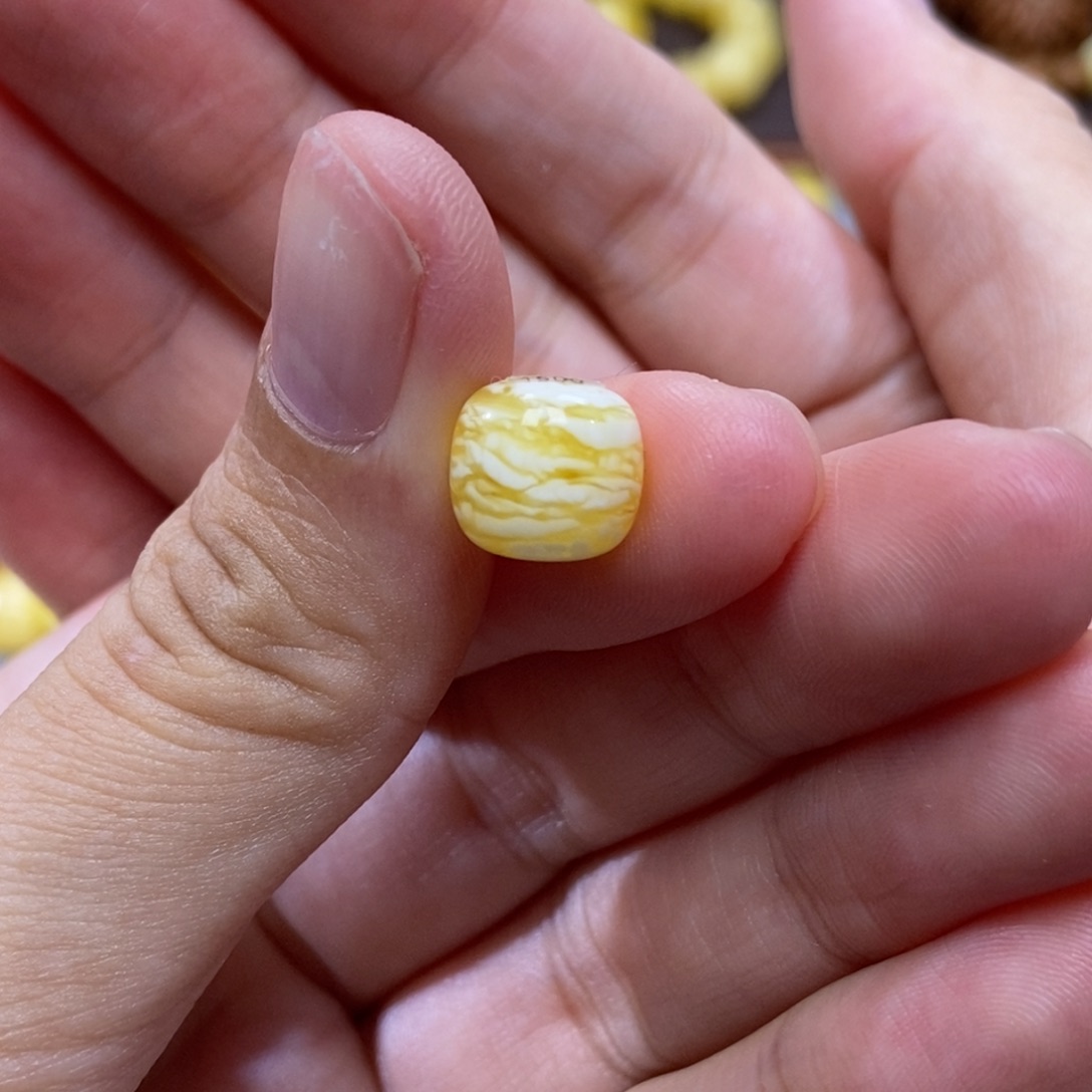 琥珀未镶嵌珠宝奇石白**相