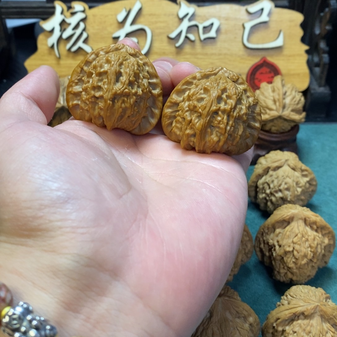 文玩核桃把件三角白40全品