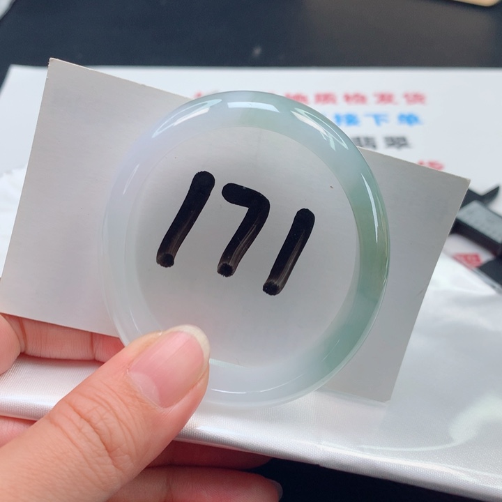 翡翠手镯未镶嵌冰