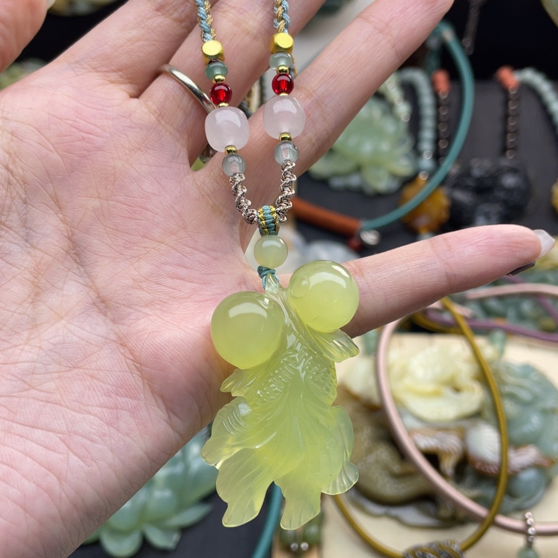 蛇纹石玉颈饰未镶嵌