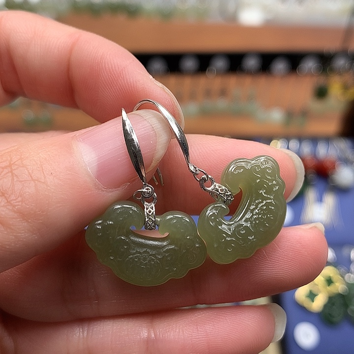 和田玉银S925镶嵌耳饰如意锁晴水色20左右
