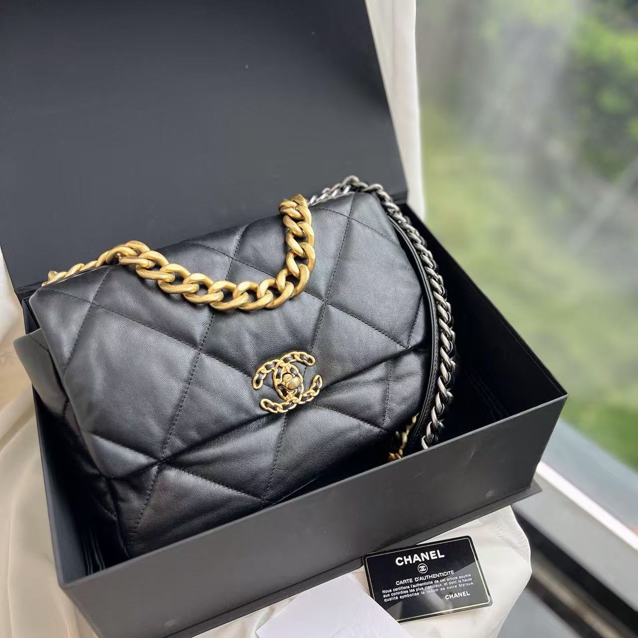 99新 Chanel/香奈儿 黑金中号19bag手提单肩包 30开