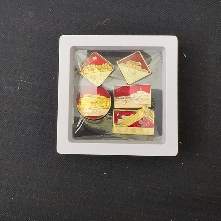 T***H其他普通金属红色收藏纪念章