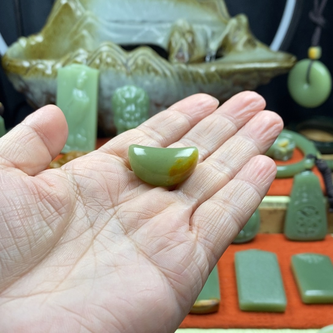 岫岩河磨玉（透闪石质玉）吊坠未镶嵌