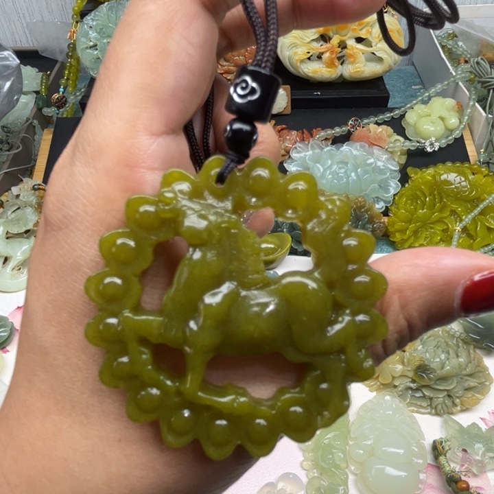 蛇纹石玉未镶嵌颈饰