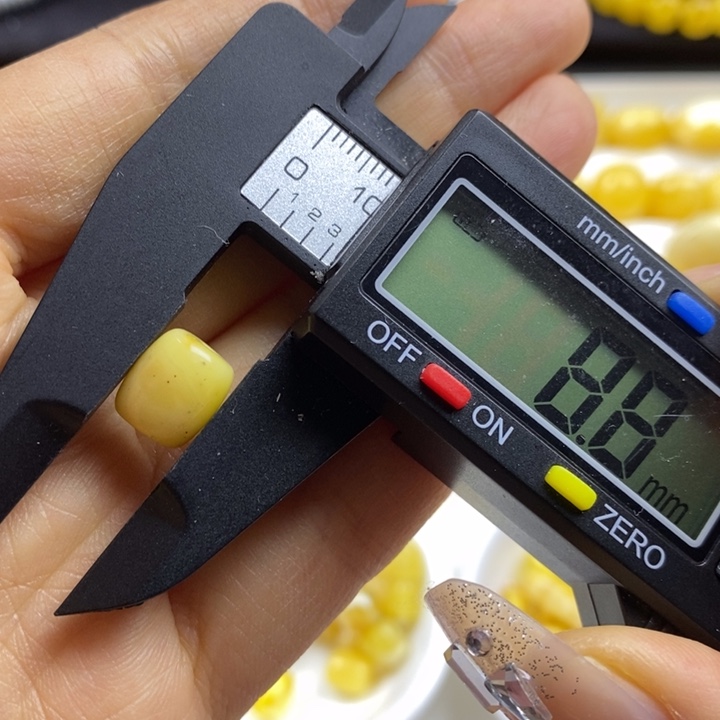 未镶嵌蜜蜡裸石微瑕，丢丢小坑