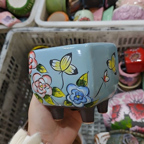 当场拍满15元发货不凑不发，花盆盆口不方不圆有针孔黑点是正常的，