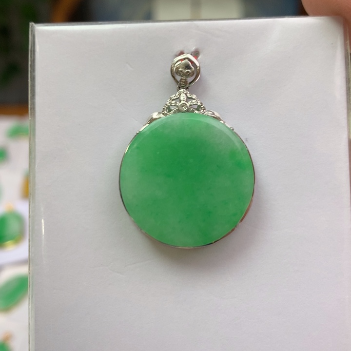 翡翠颈饰18K金镶嵌翡翠