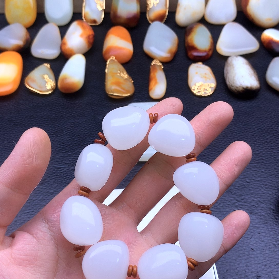 和田玉未镶嵌挂件笑***?