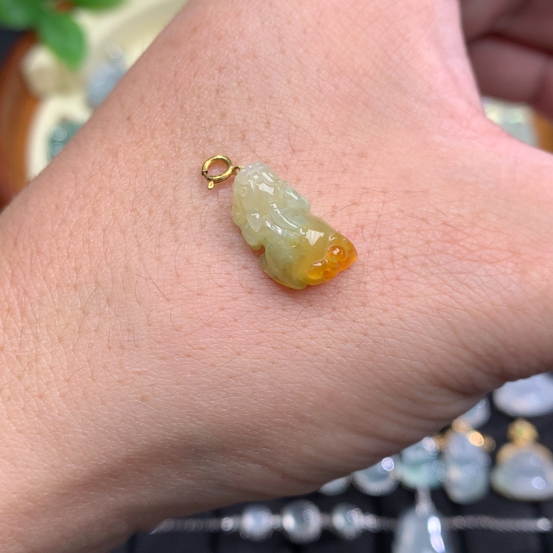 随***流颈饰18K金镶嵌翡翠貔貅