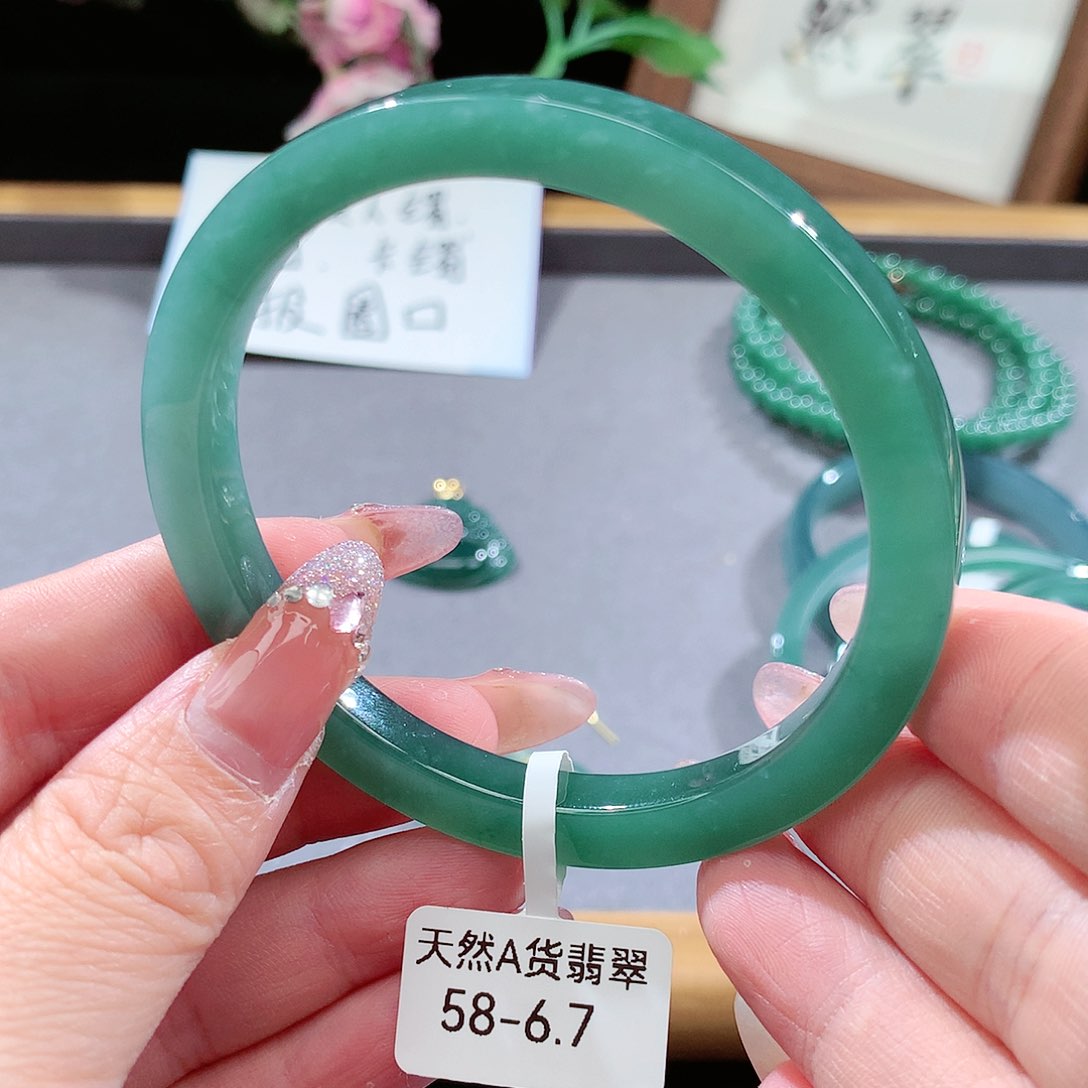 翡翠手镯（圆镯）未镶嵌