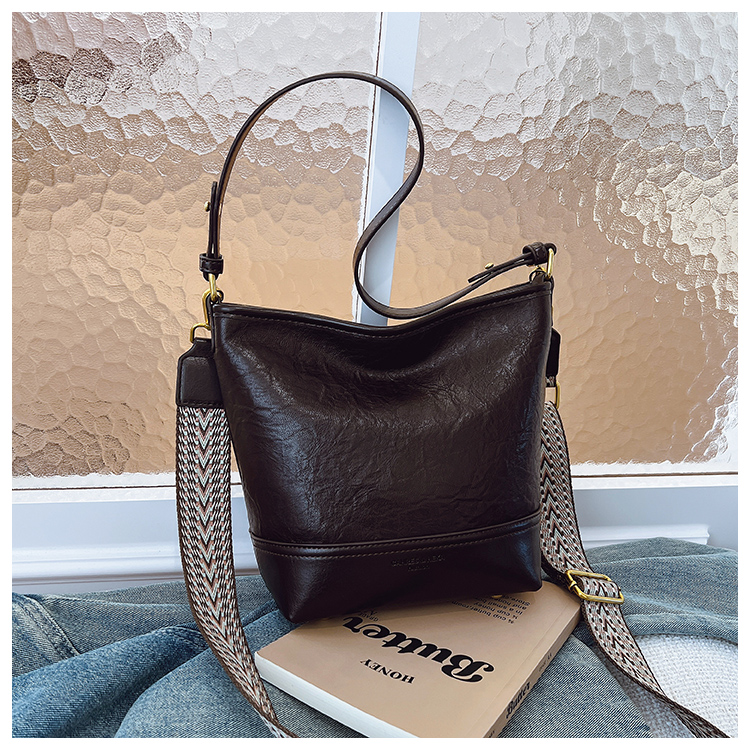 早秋新款高级质感百搭质感水桶包包复古休闲通勤托特包单肩斜跨包