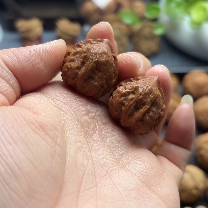 文玩核桃把件红皮八棱手捻1890