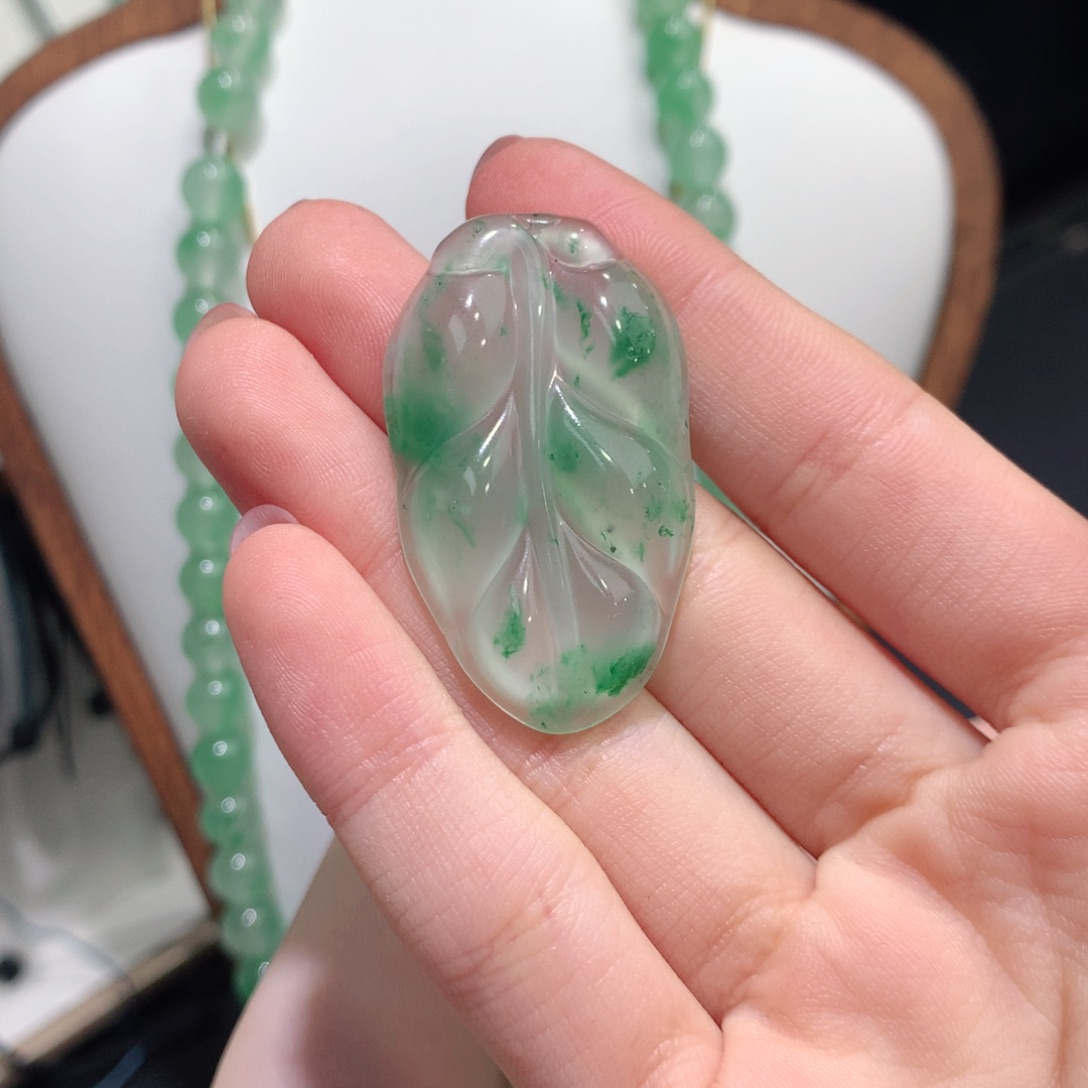 石英质玉（非洲翠）未镶嵌颈饰椛****?叶子