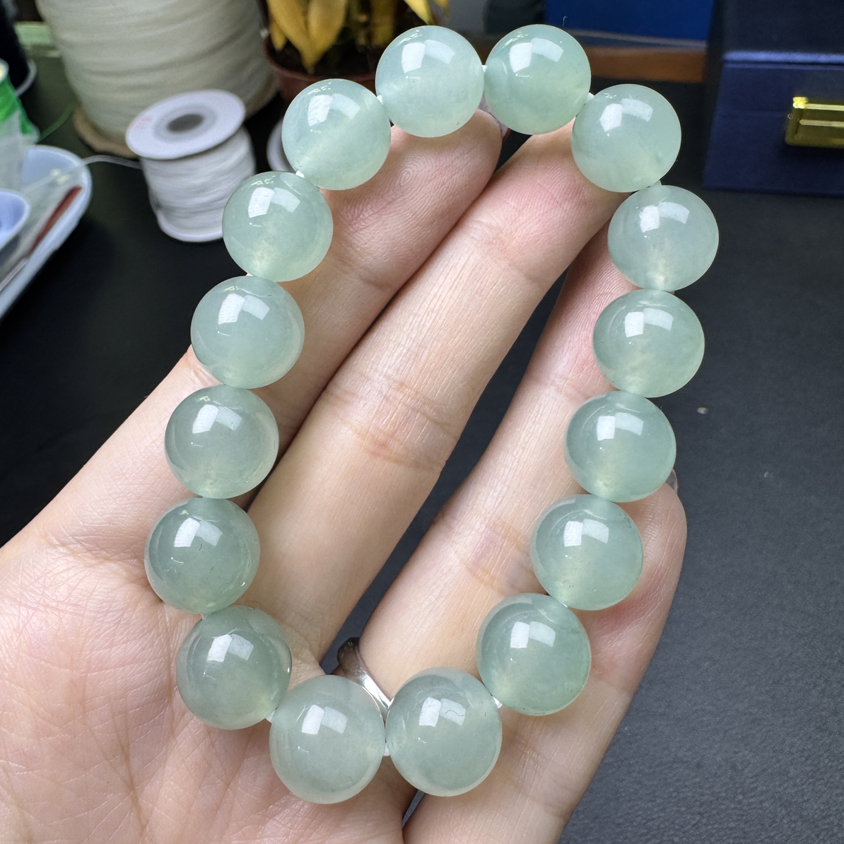 纯天然缅甸翡翠a货，晴绿底糯冰手串，卡12.3