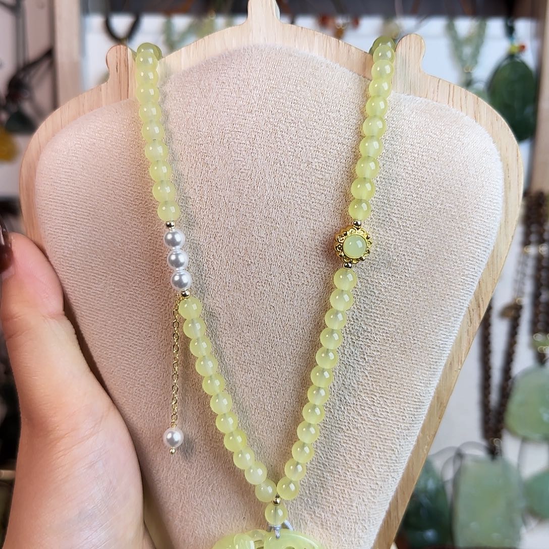 G***）蛇纹石玉未镶嵌颈饰