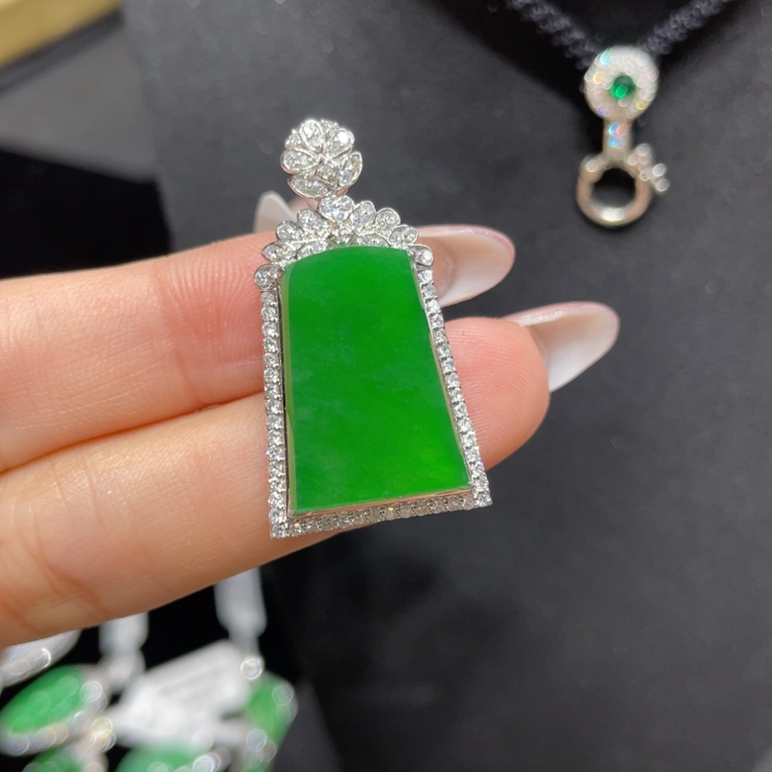 翡翠颈饰18K金镶嵌天然缅甸翡翠a货