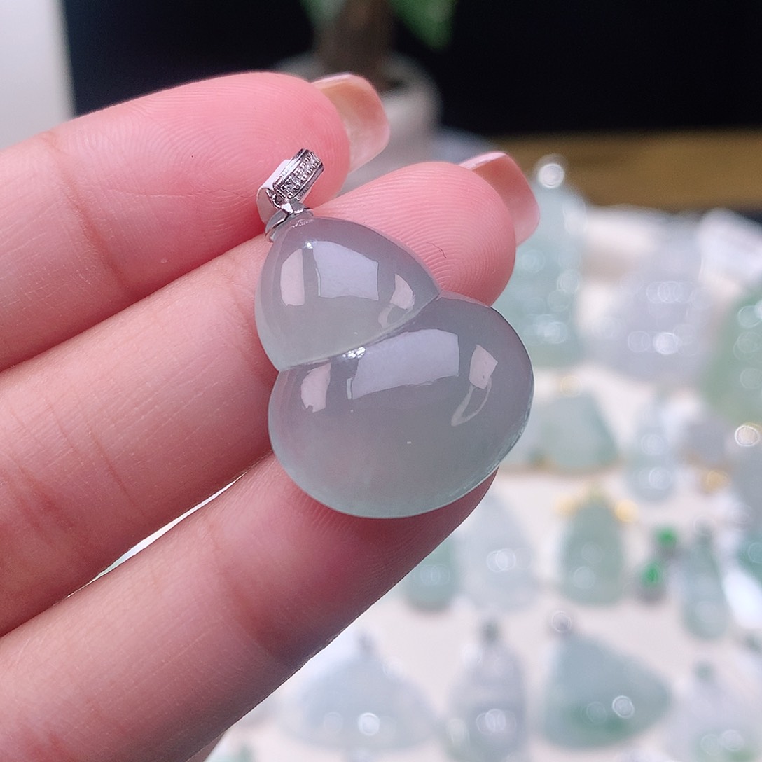 颈饰18K金镶嵌翡翠葫芦