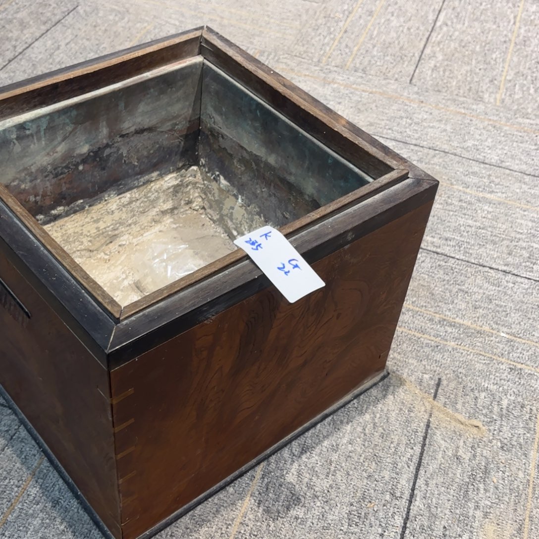 哥***拉非常喜欢这个瓷器