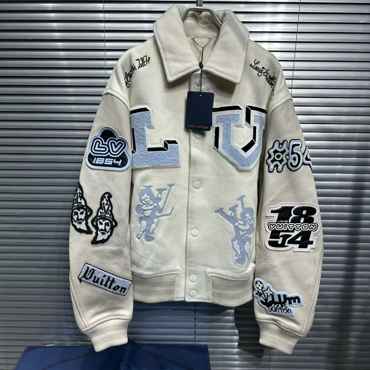 99新 LouisVuitton/路易威登 兔八哥系列植绒刺绣皮袖棒球服 48码