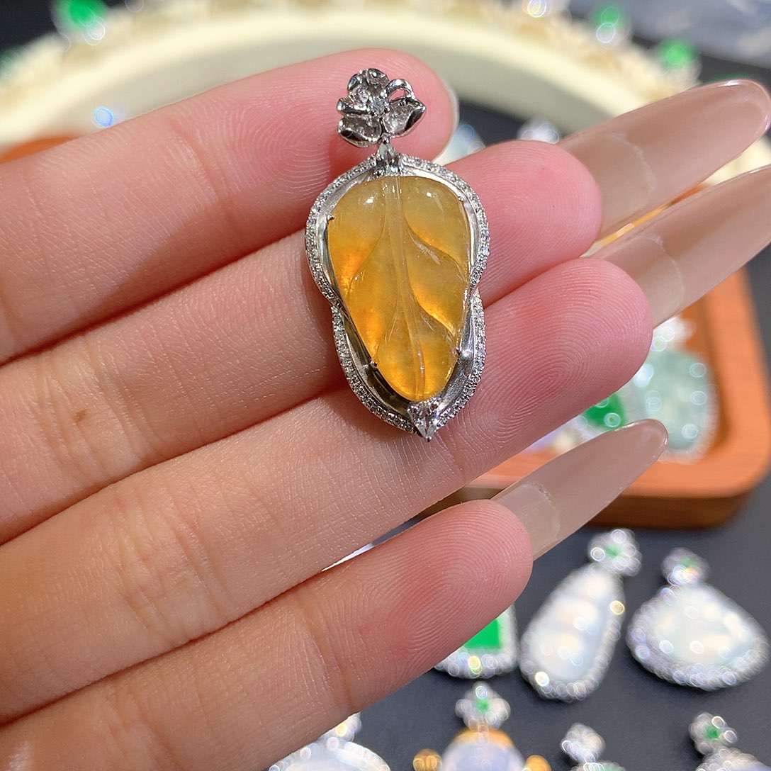 翡翠18K金镶嵌颈饰黄翡叶子