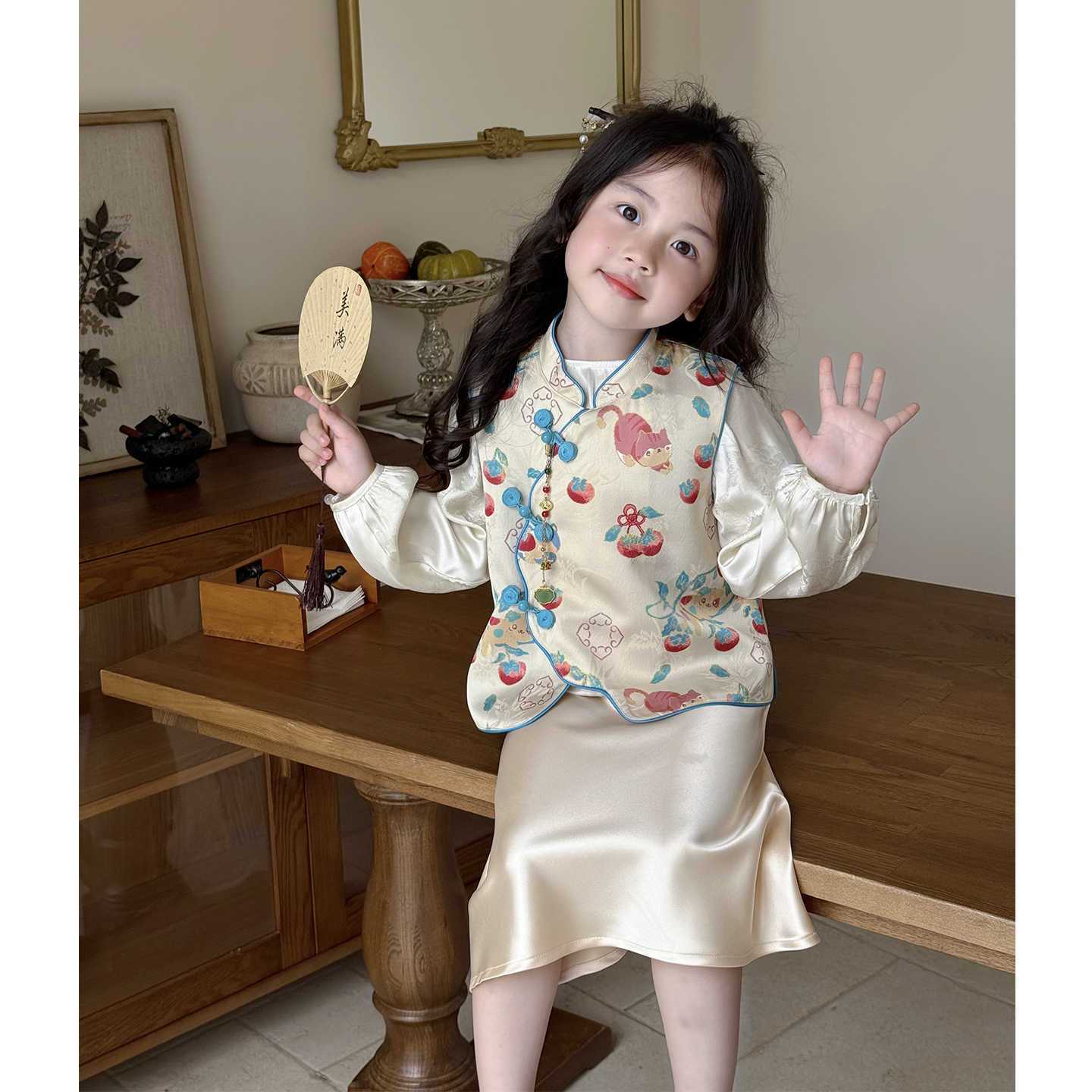 现货儿童服装女童汉服复古唐装马甲国风女宝宝秋装旗袍金色礼服