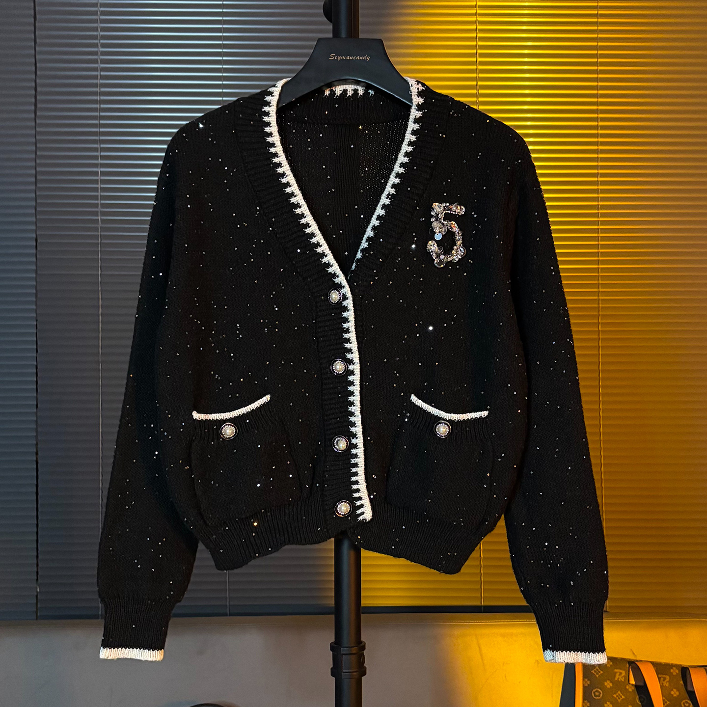 冬装小香风黑色亮片短款毛衣开衫女外搭上衣2025冬季新款针织外套