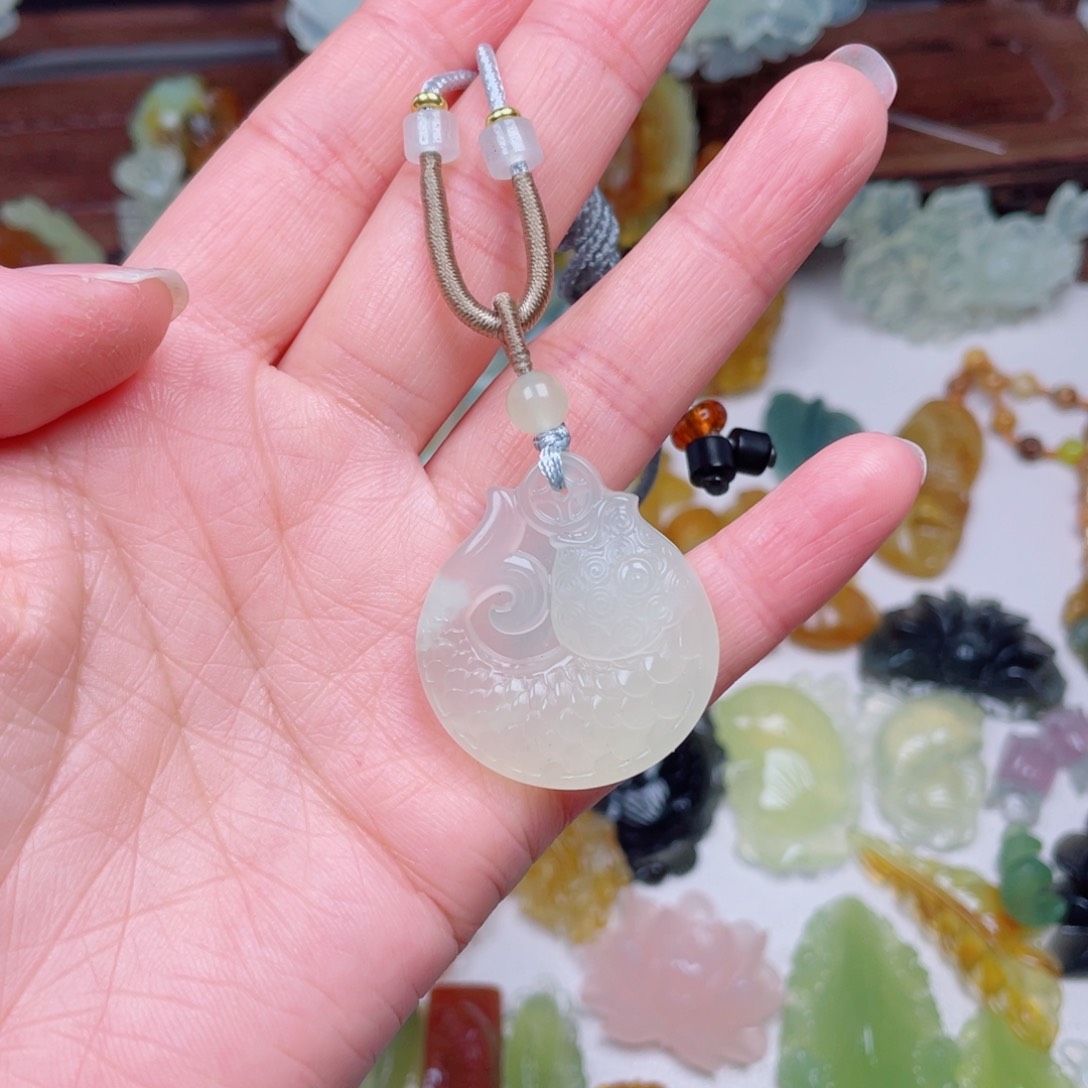 蛇纹石玉未镶嵌颈饰