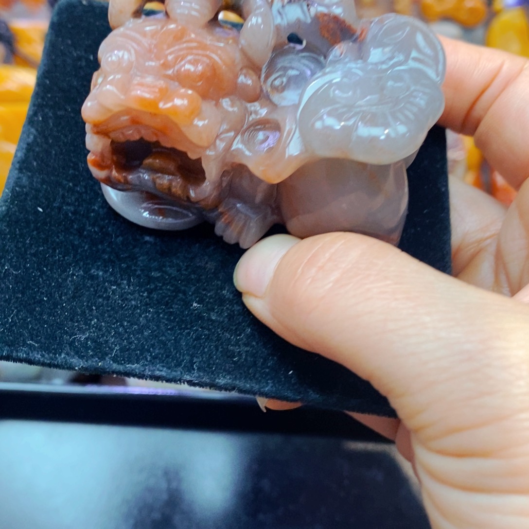 未镶嵌石英质玉（黄龙玉）颈饰