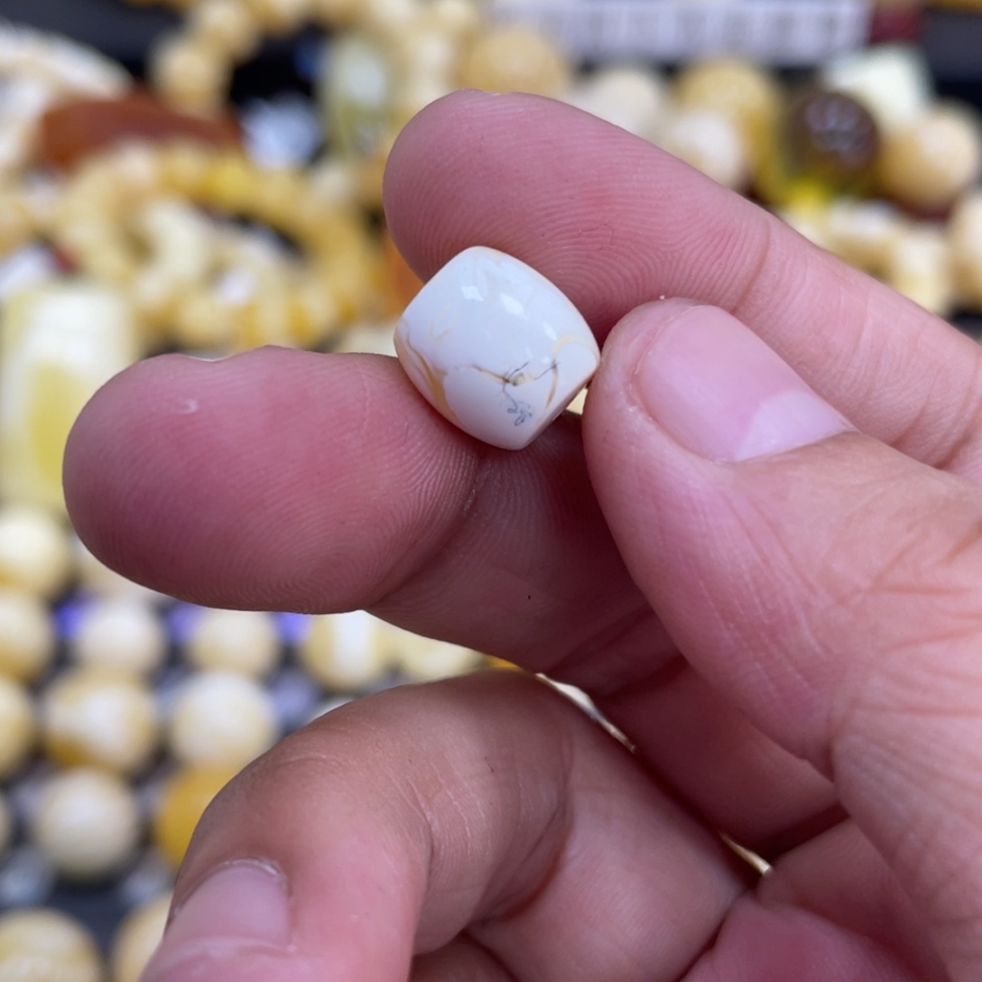 未镶嵌琥珀珠宝奇石10*10.6mm瑕疵