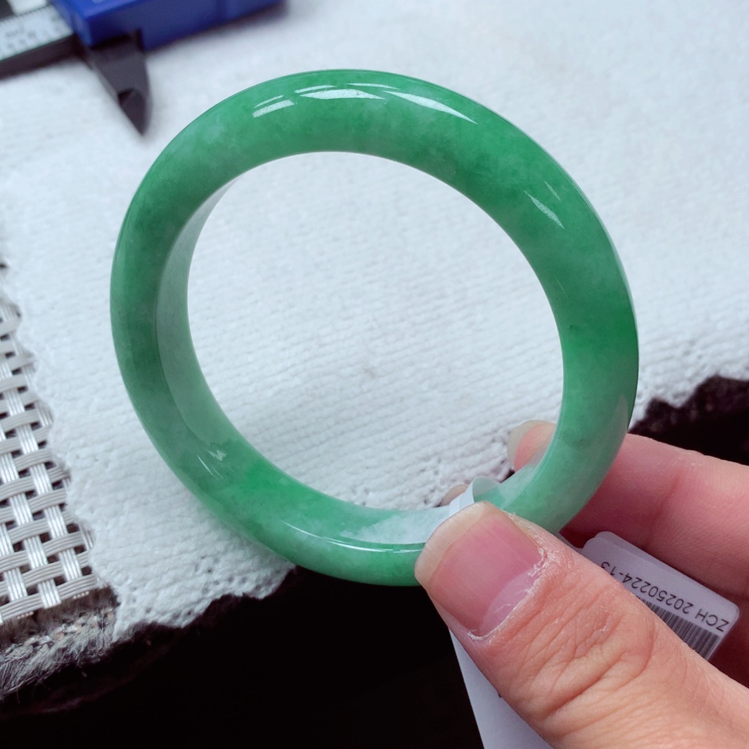 翡翠手镯未镶嵌缅甸