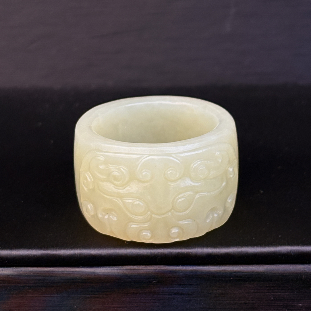 和田白玉兽面纹戒指，内径20.8mm