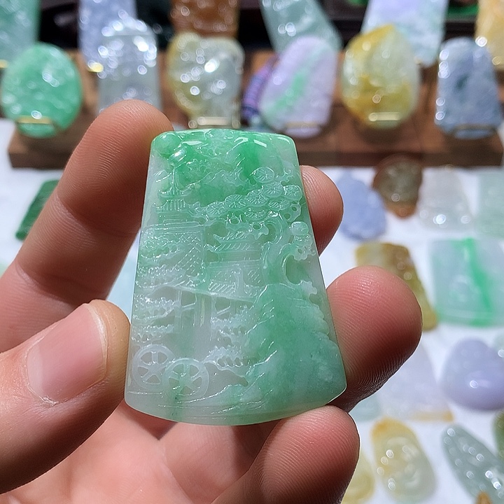 翡翠颈饰未镶嵌卓****娘挂件