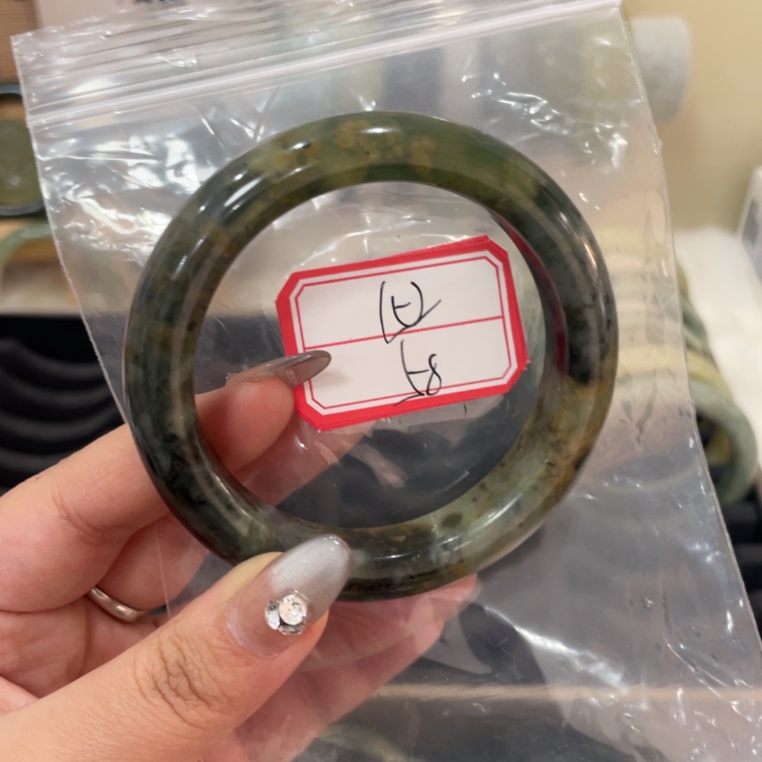 蛇纹石玉手镯未镶嵌