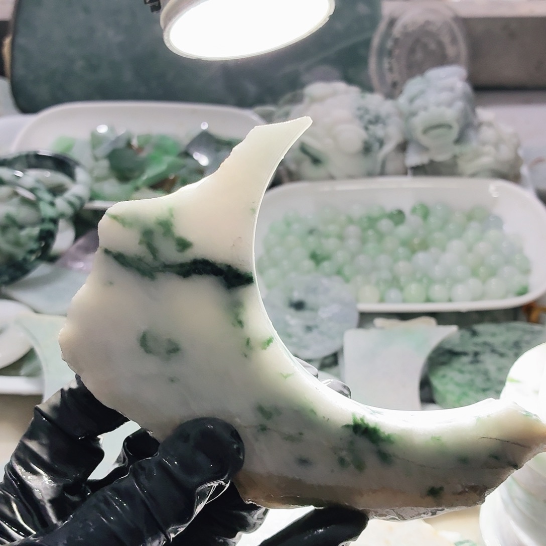 翡翠未镶嵌颈饰边角料