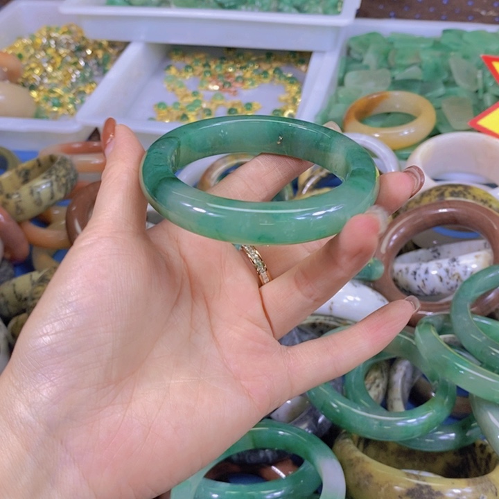 石英质玉手镯未镶嵌敬**生