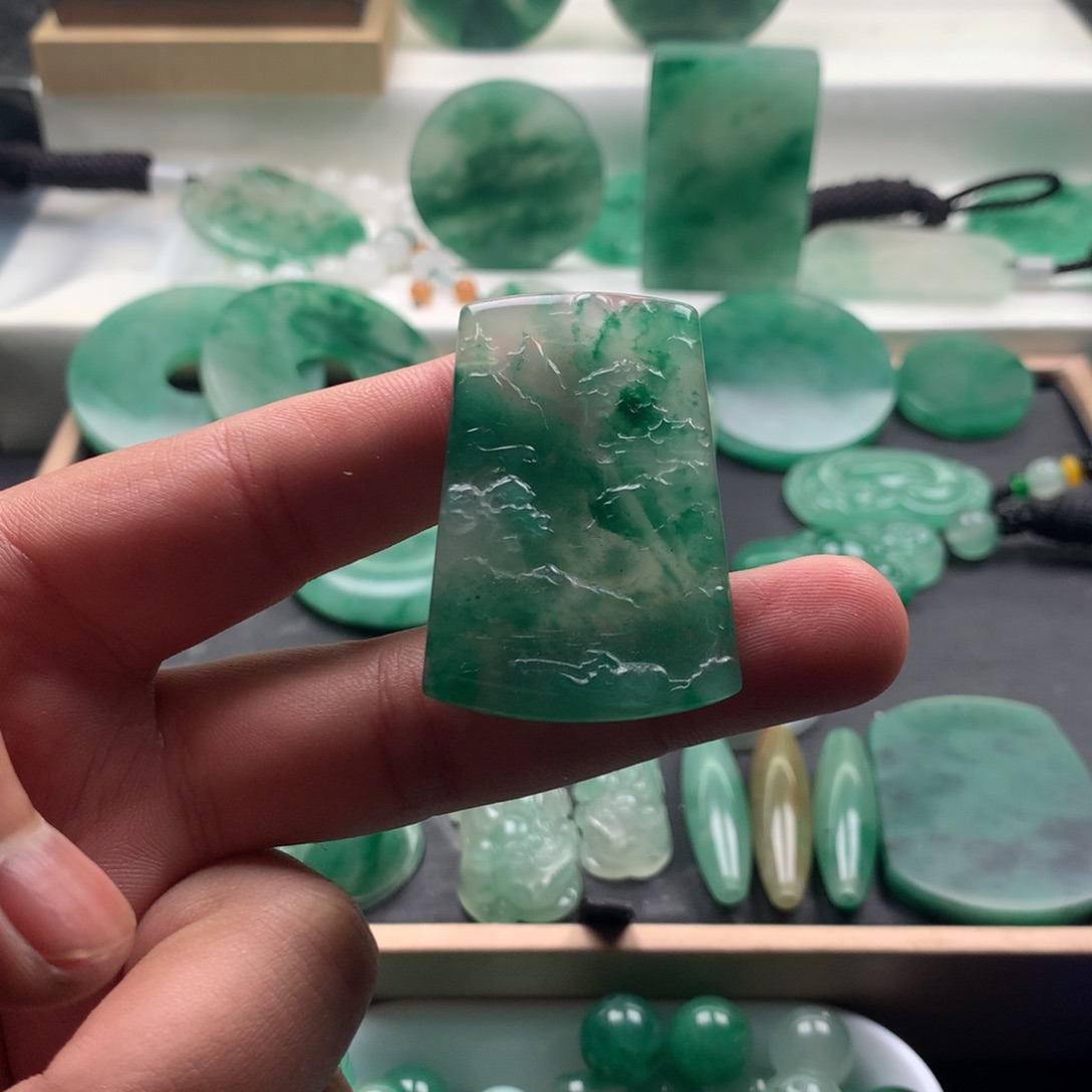 石英质玉（非洲翠）未镶嵌颈饰