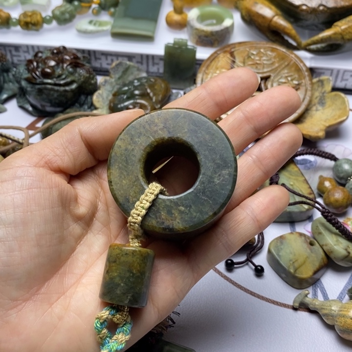 透闪石质玉手把未镶嵌祥*