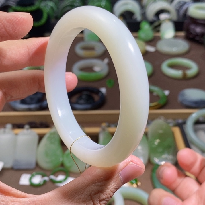 和田玉未镶嵌羊脂白玉带翠手镯57.5圈口59克