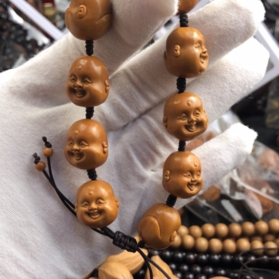 橄榄核吊坠十分开心