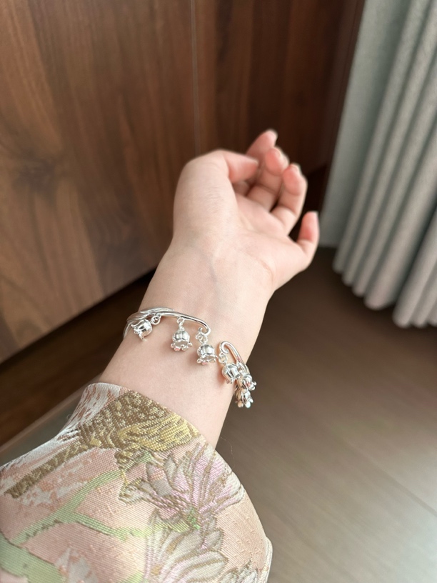 足银手镯 足银999.9铃兰花实心仙女足银手镯精致手饰首饰时尚ins