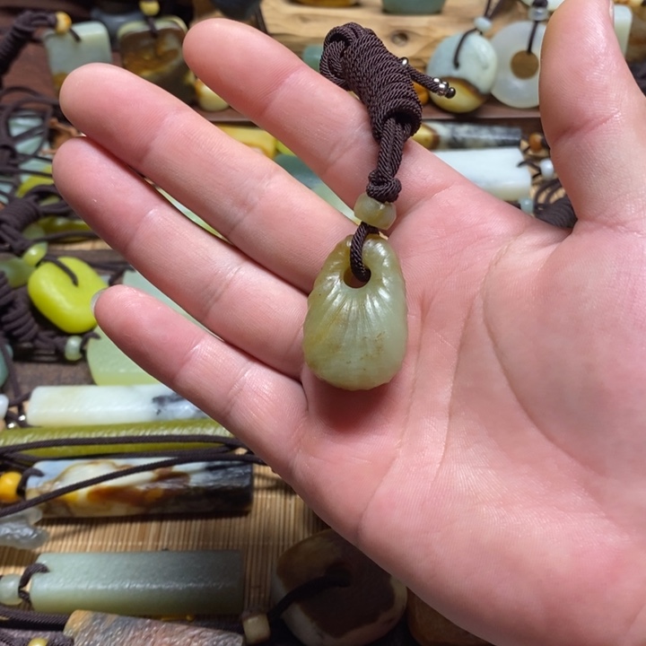 蛇纹石玉挂件未镶嵌