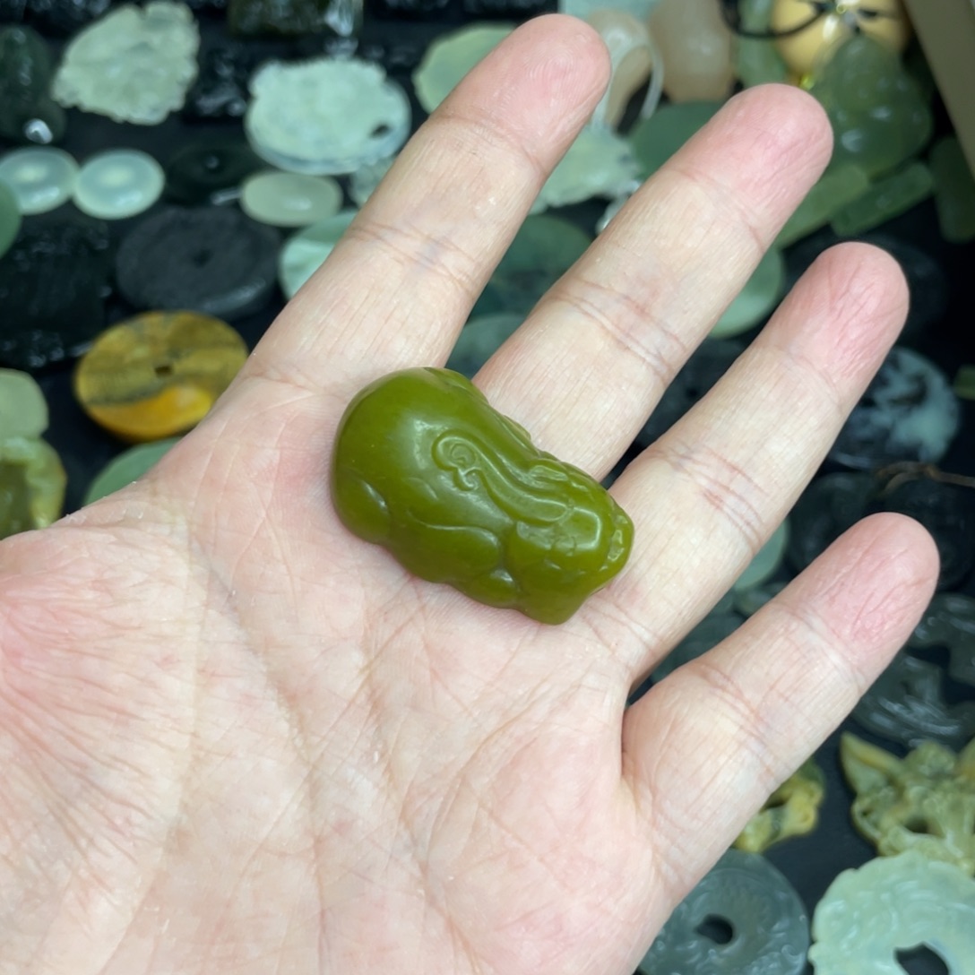 岫玉未镶嵌颈饰貔貅