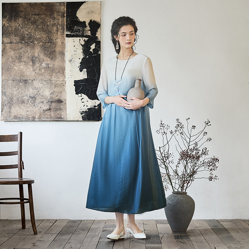 生活在左2025春季新品蓝白渐变复古优雅连衣裙女1951142