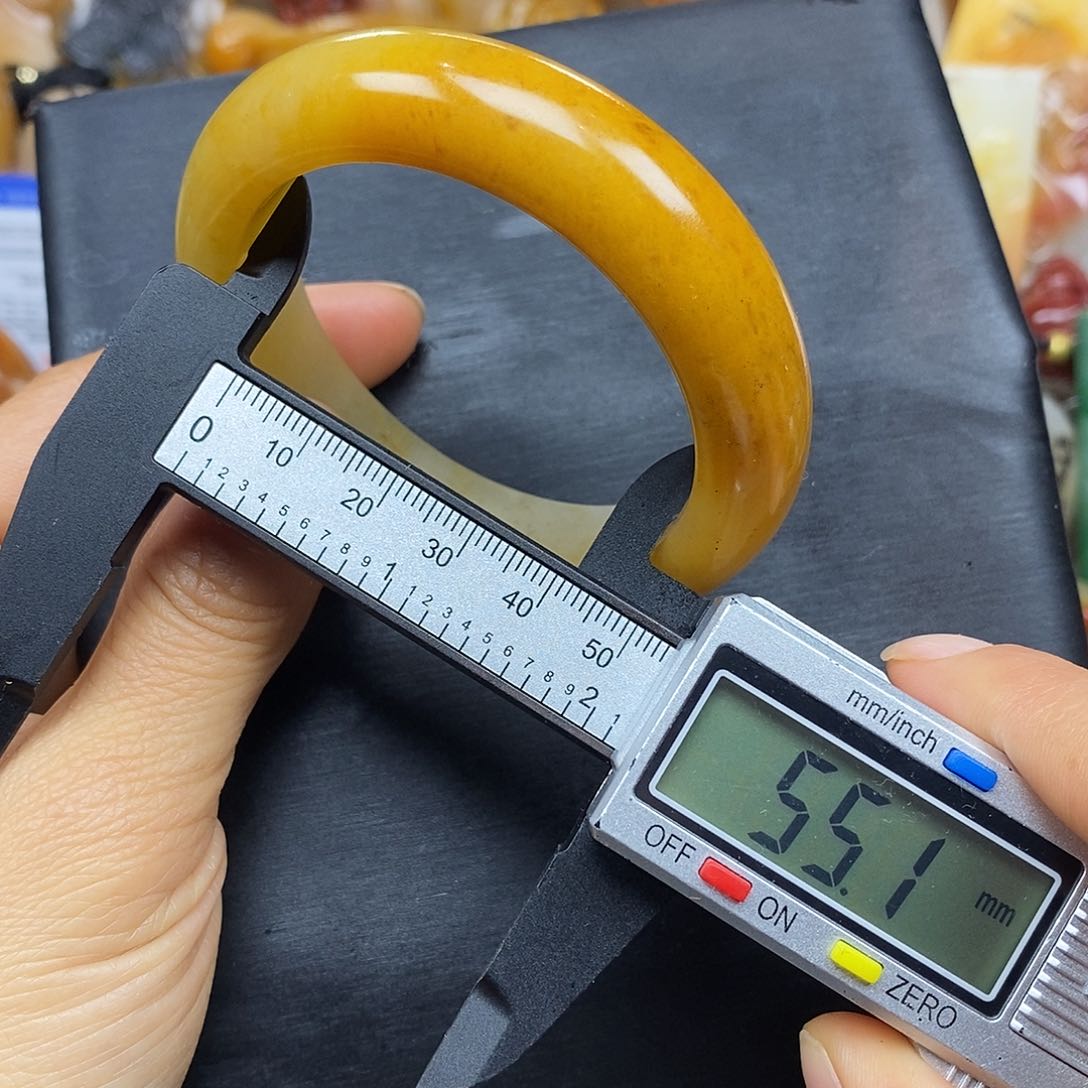 石英质玉（黄龙玉）颈饰未镶嵌